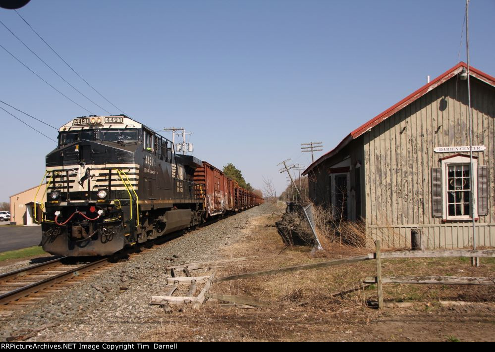 NS 4491 on rail train 913